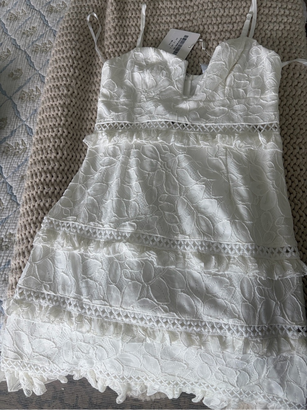 Women’s selfie Leslie white lace dress